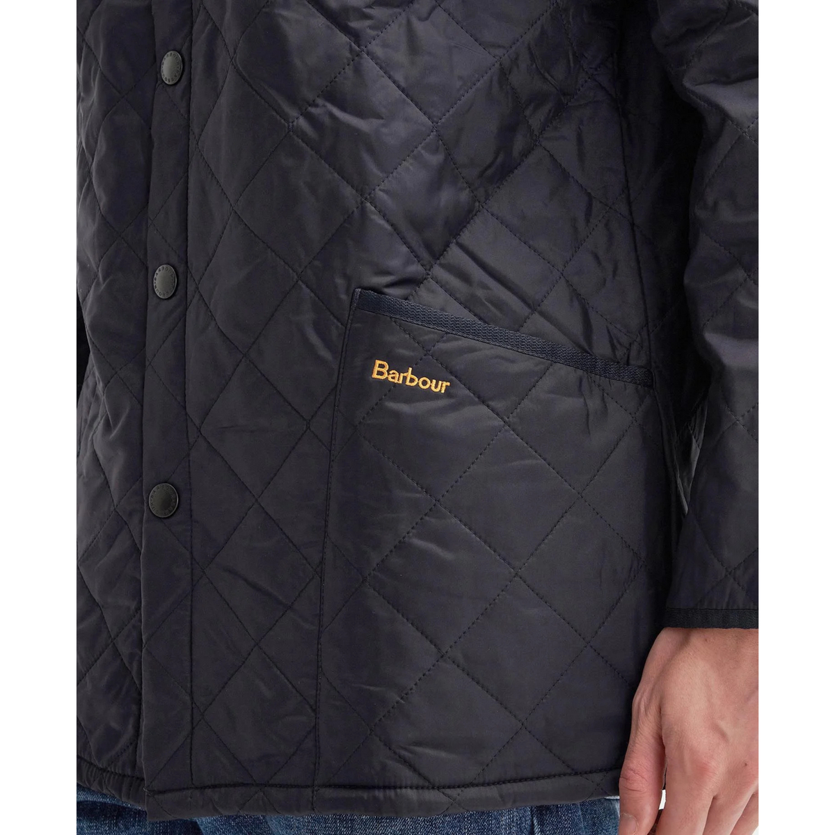 Taskuun on brodeerattu pieni Barbour -logo.