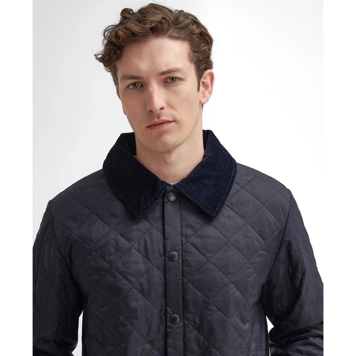 Takissa on Corduroy samettikaulus jonka voi nostaa suojaamaan tuulelta.