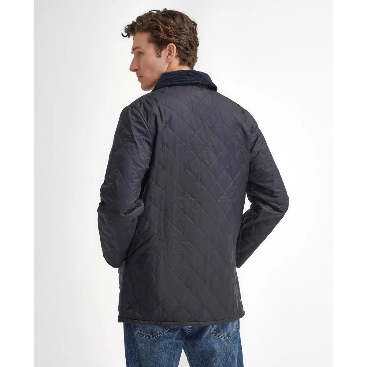 Takissa on takana nepparilliset halkiot jotka lisäävät liikkumisvapautta.