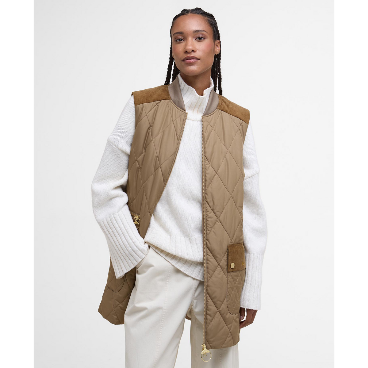 Liiviä voi käyttää esim. neulepaidan tai kauluspaidan päällä tai takin alla lisälämmikkeenä.