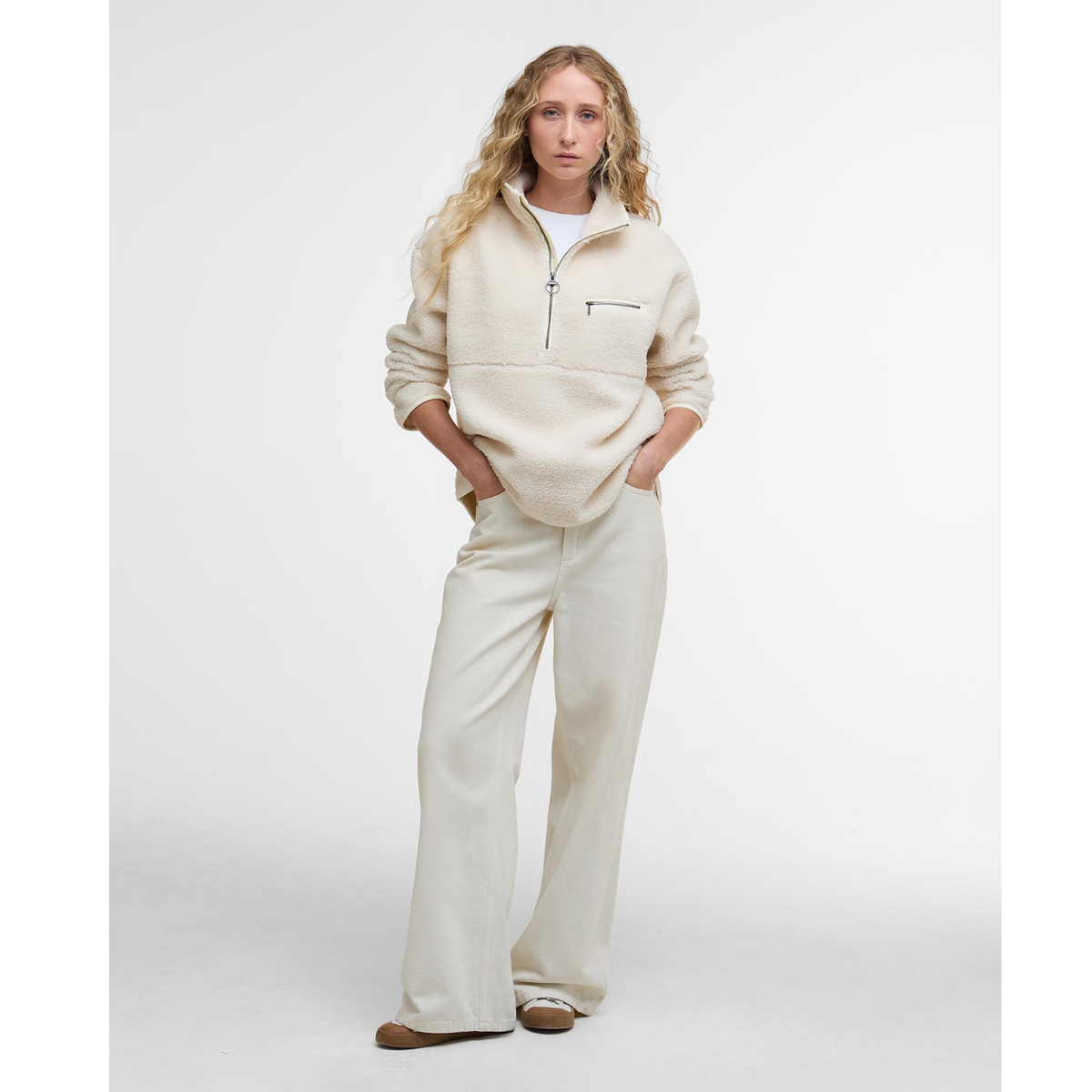 Fleecen mitoitus on reilu ja rento ja siinä on lämmin Funnel Neck-kaulus.