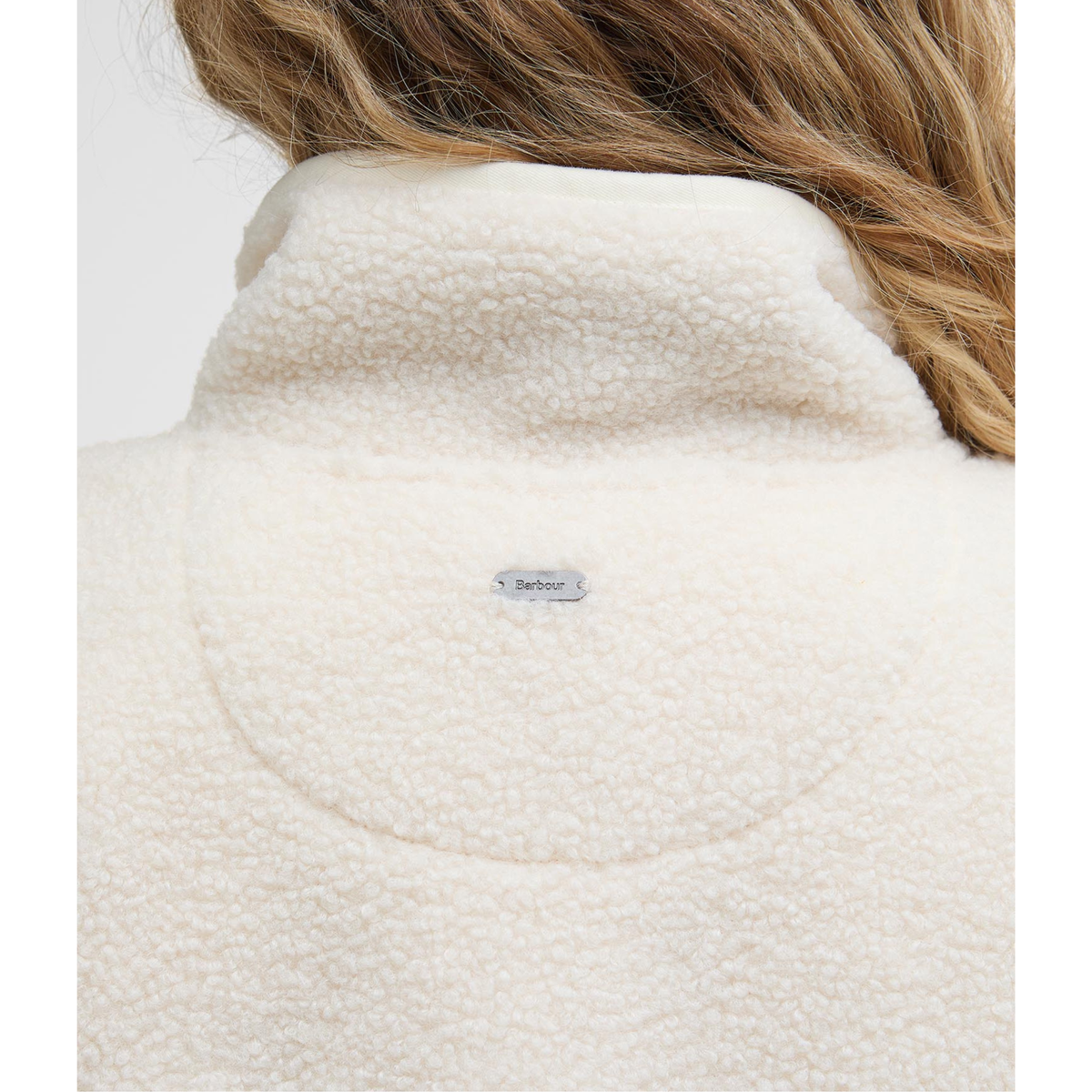 Kuvan Barbour Mersea -pörröfleecen niskassa on pieni metallinen logomerkki.