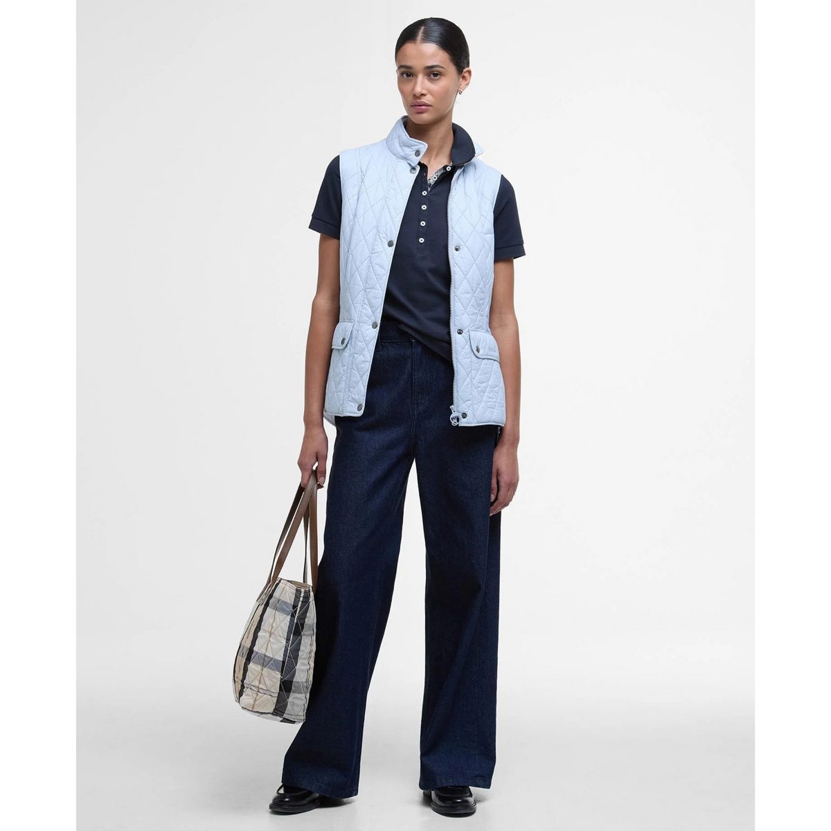 Liivi on helppo yhdistää monenlaisiin vaatteisiin.