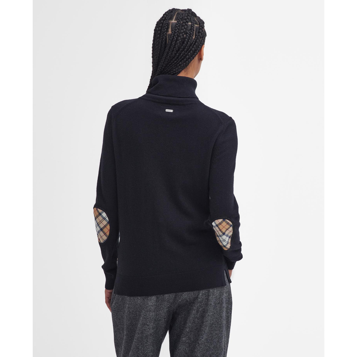 Neuleessa on ruudulliset kyynärpaikat.