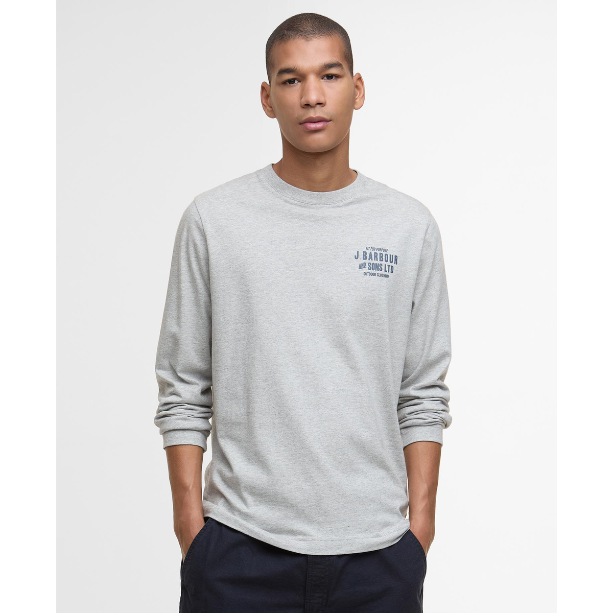 Tämä monikäyttöinen peruspaita on valmistettu 100%puuvillasta ja siinä on rinnassa Barbour logo.