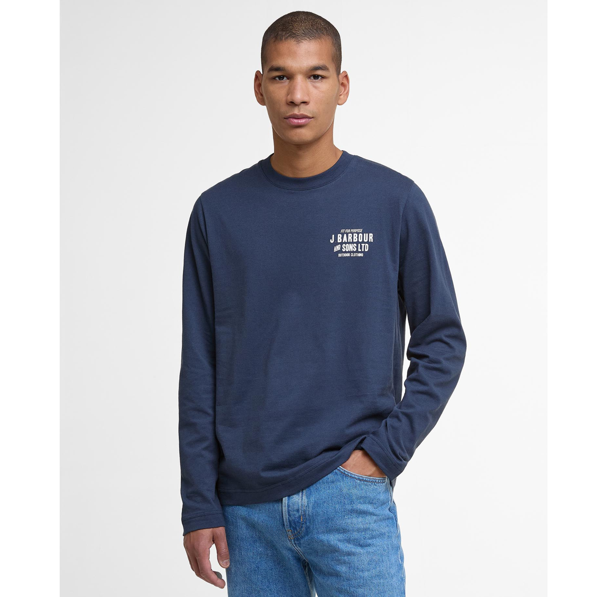 Kuvassa miehen päällä Barbourin pitkähihainen, sininen T-paita.