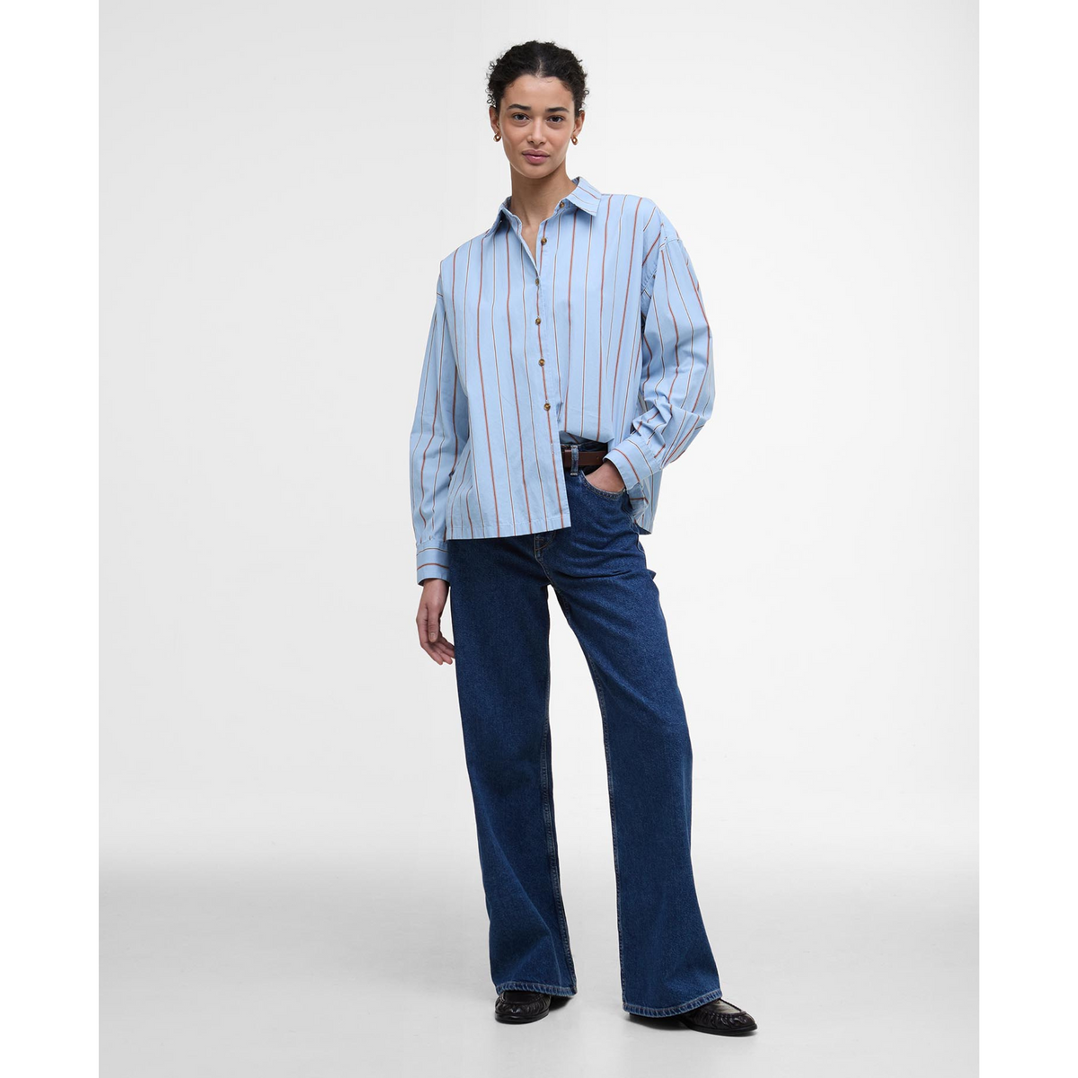 Paidan siluetti on rento ja raikas.