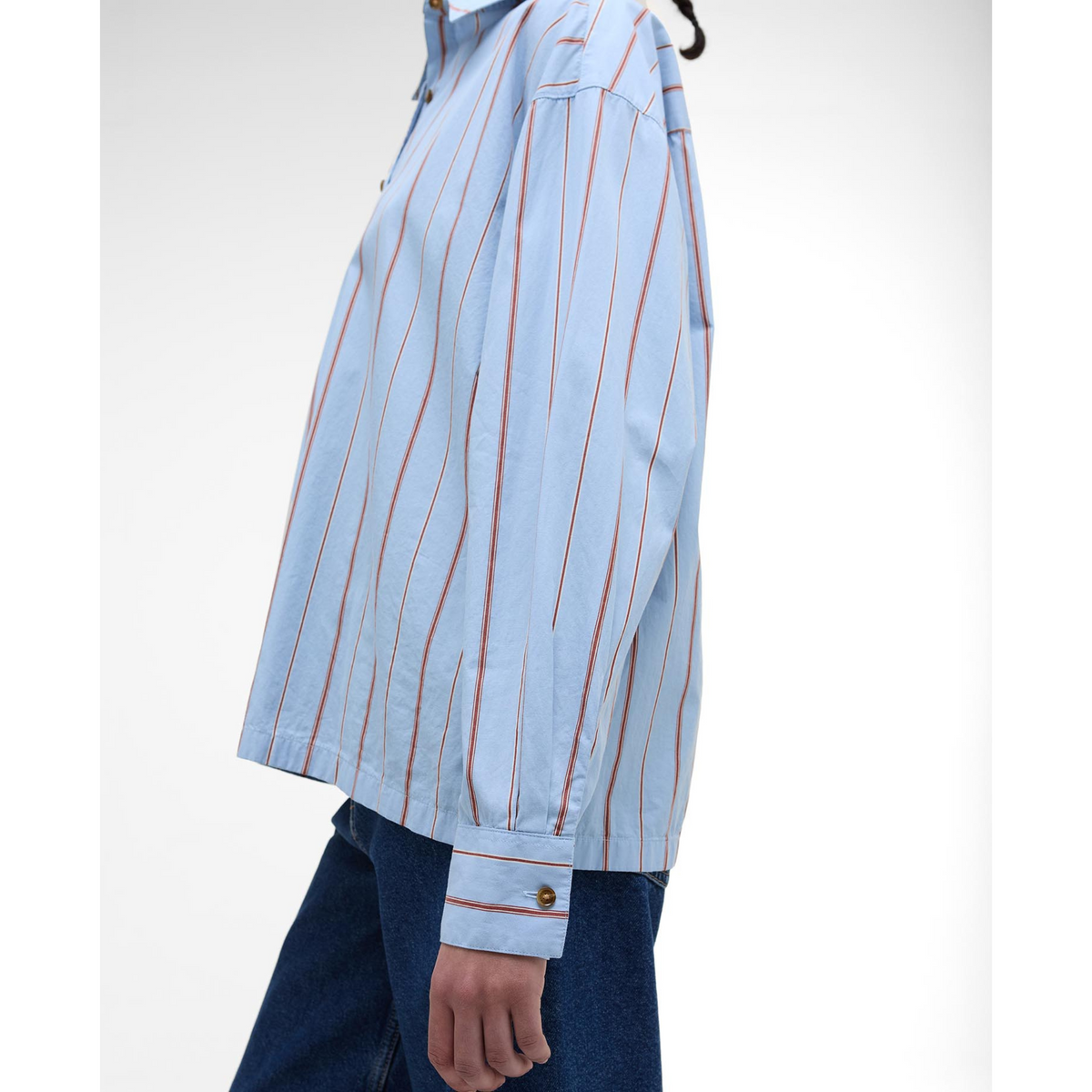 Saffron -kauluspaidassa on rento ja väljä istuvuus.