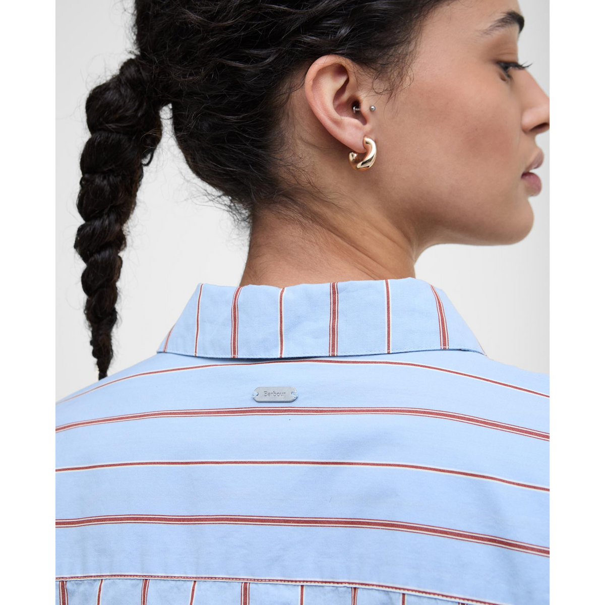 Niskassa on metallinen Barbour -logolaatta.