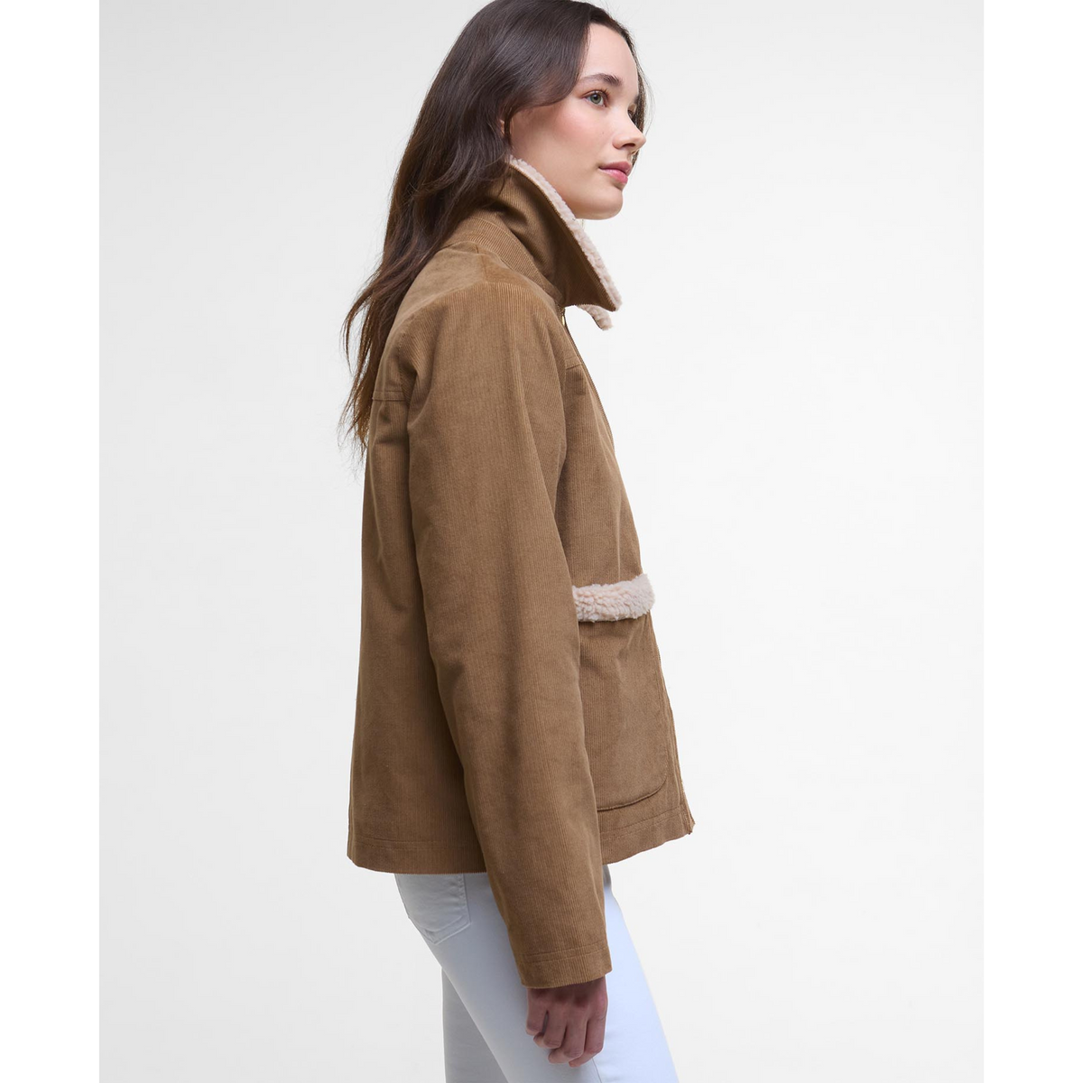 Vakosamettitakissa on kevyt toppaus ja mitoitus on rennon väljää.