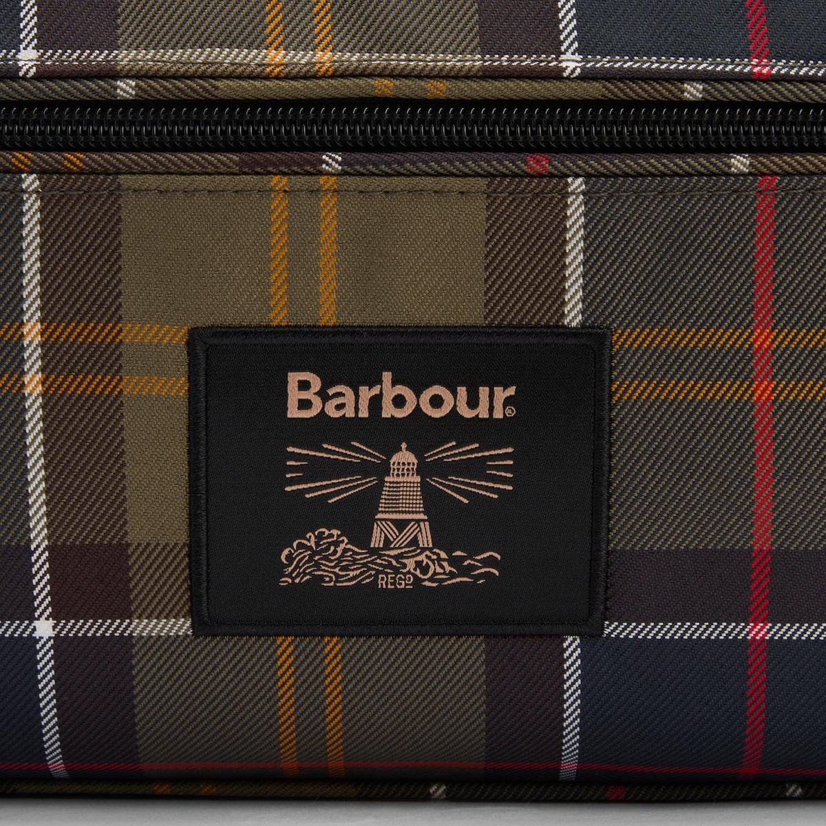 Laukun etupuolelle on ommeltu Barbourin logo.