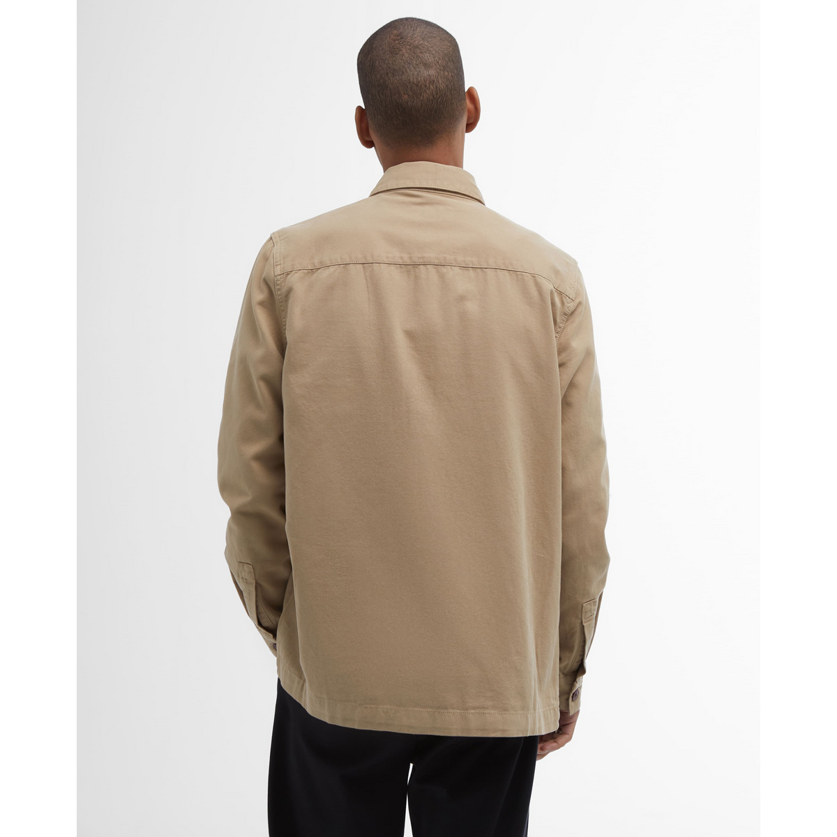 Takaapäin kuvattuna Barbour Washed Overshirt paitatakki. Paitatakki on väriltään beige.