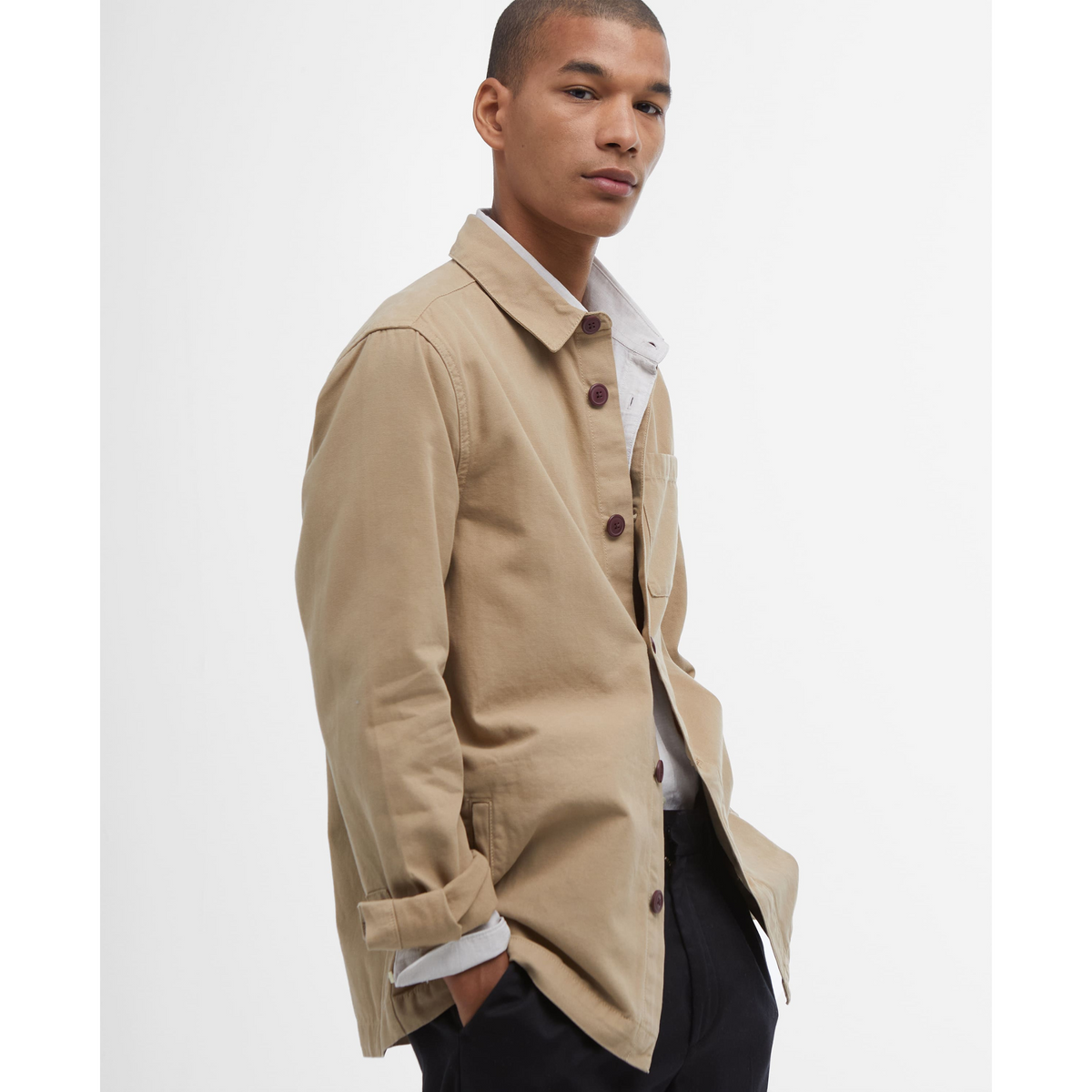 Kuvassa Barbour Washed Overshirt paitatakki. Takissa on vyötäröllä taskut. 