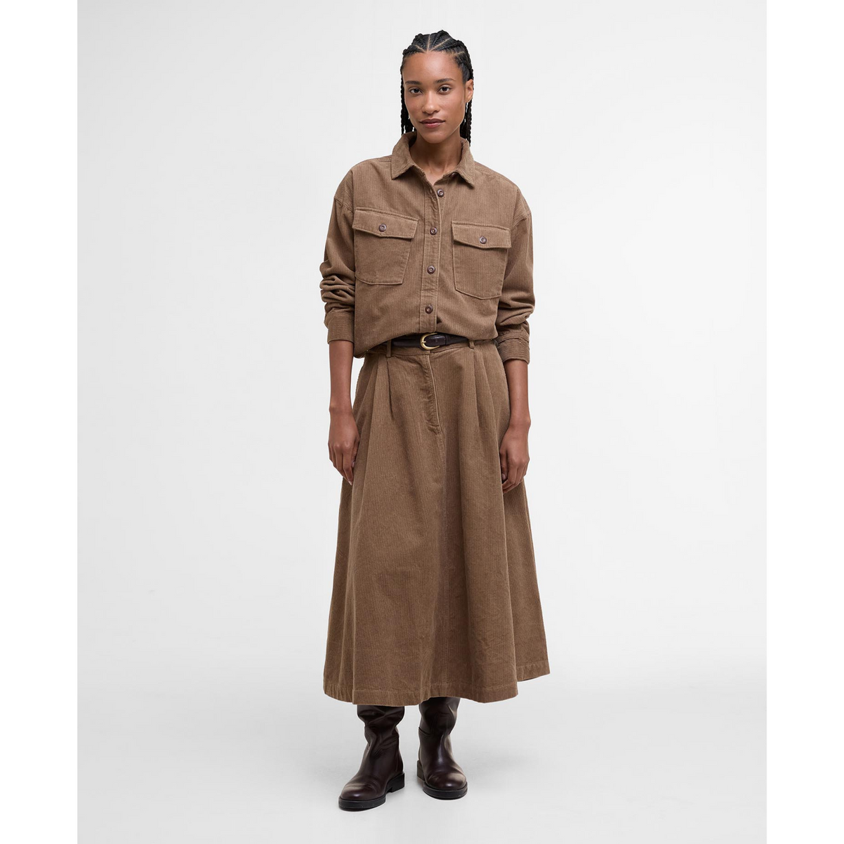 Yasmin vakosamettipaita sopii hyvin yhteen saman sarjan midi-mittaisen vakosamettiihameen kanssa.