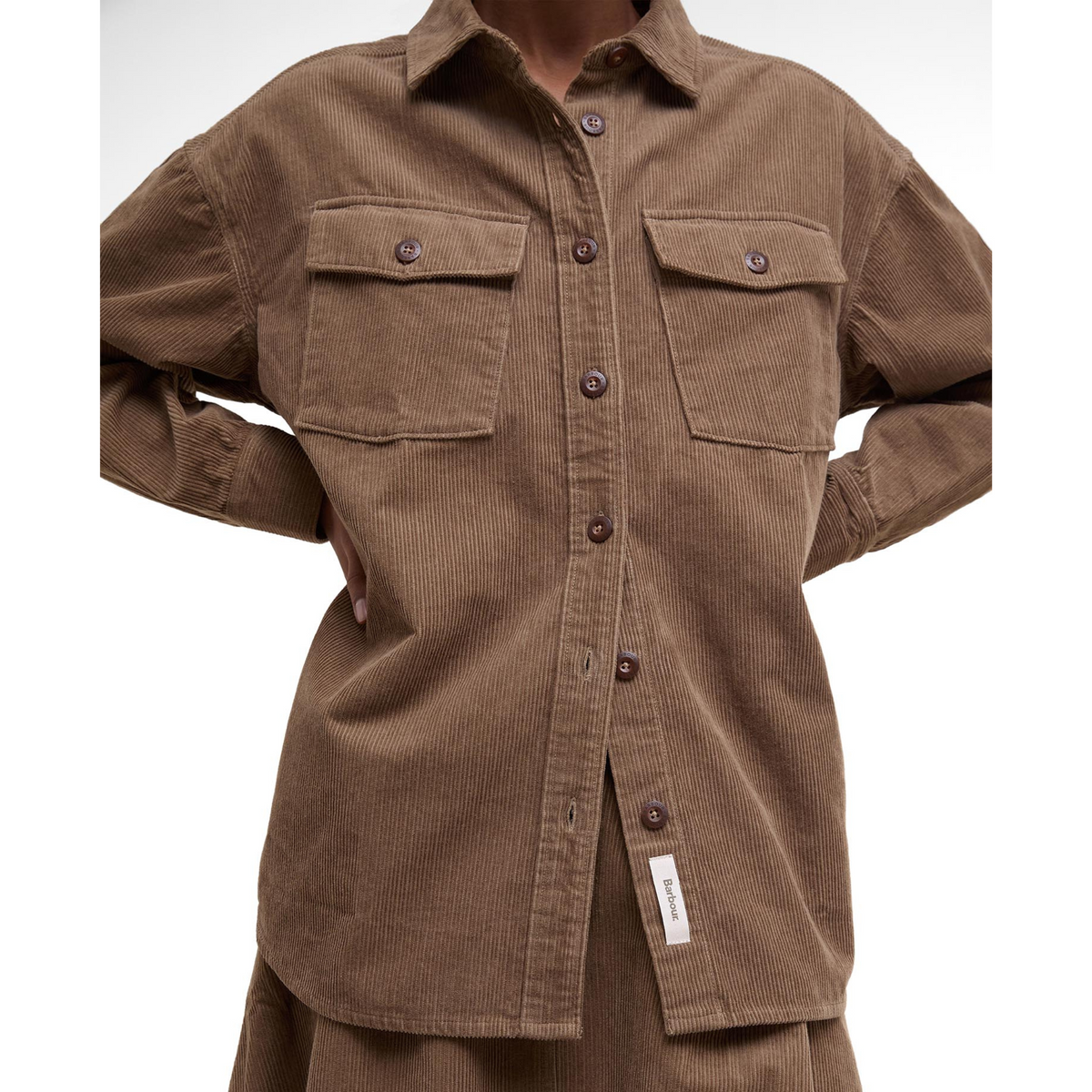 Paidassa on reilu mitoitus ja rento istuvuus ja nappilistan alla on pieni valkoinen Barbour -kangasmerkki.