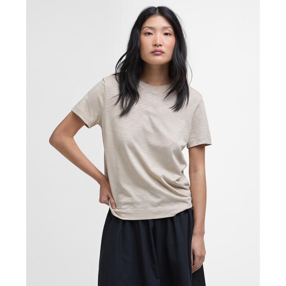 Naisella on päällään Barbour Ava Top naisten t-paita. T-paita on malliltaan rento. 