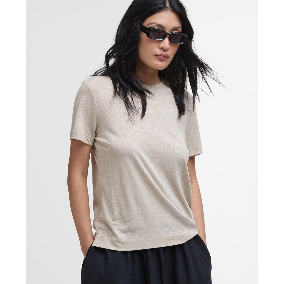 Kuvassa nainen käyttää Barbour Ava Top t-paitaa. T-paidassa on väljä leikkaus.