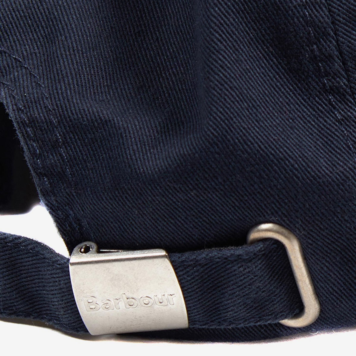 Lippiksen takaosassa olevaan säätösolkeen on stanssattu Barbour -teksti.