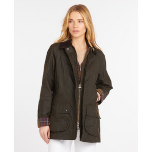Kuvassa naisen päällä on Barbour Beadnell -takki jonka metallista, tukevaa vetoketjua suojaa metallineppareilla kiinnitettävä ns. myrskyläppä.