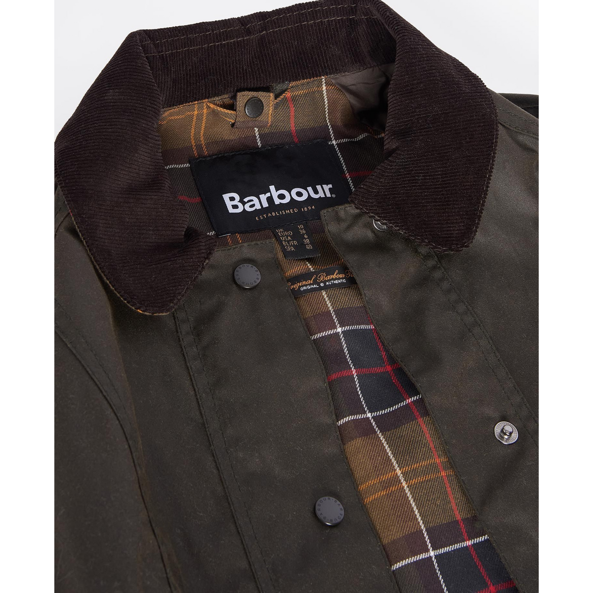 Takki on vuorattu klassisella Barbour tartan-kuviollisella puuvillakankaalla.