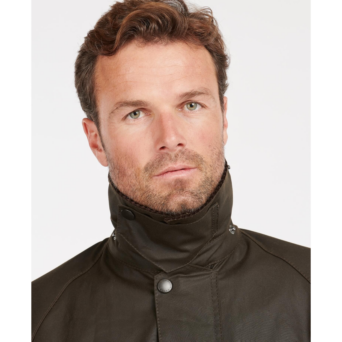 Tummanruskean samettikauluksen voi nostaa pystyyn ja kiinnittää nepparilla suojaamaan viimalta.