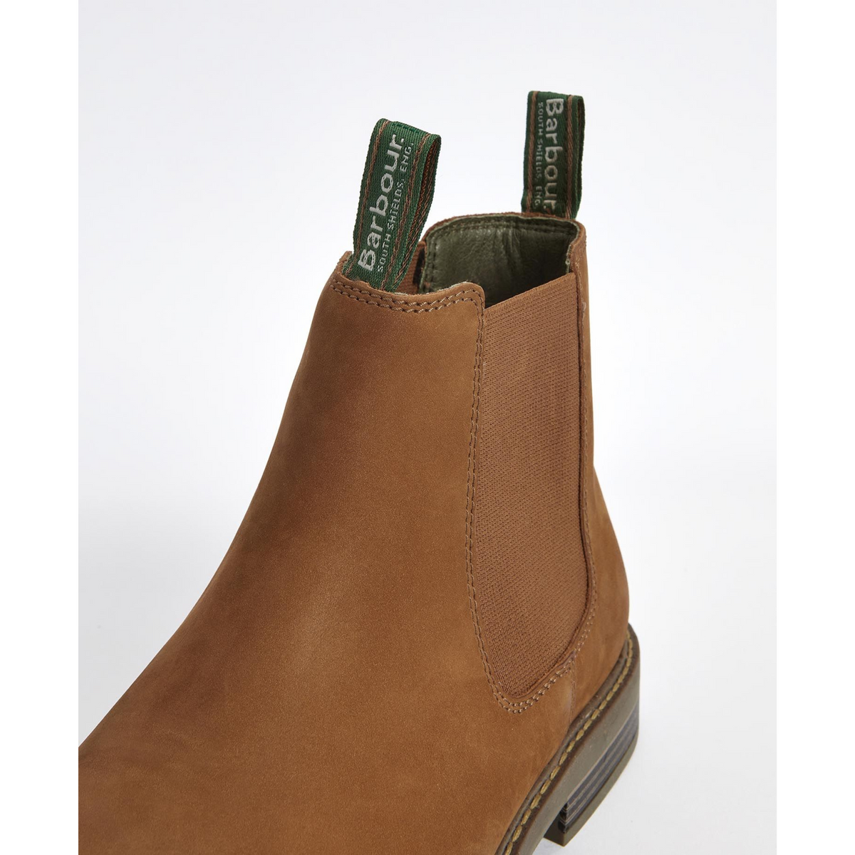 Lähikuvassa Barbour Farsley Chelsea Boots kenkä. Kengässä on ruskea nahkapinta.