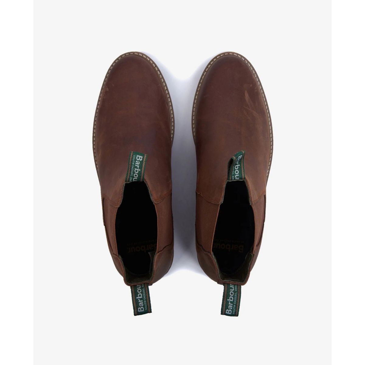 Ylhäältä kuvattuna Barbour Farsley Chelsea Boots kenkäpari. Kengän reunoissa on ompeleet, joka luo kenkään viimeistellyn ulkonäön.