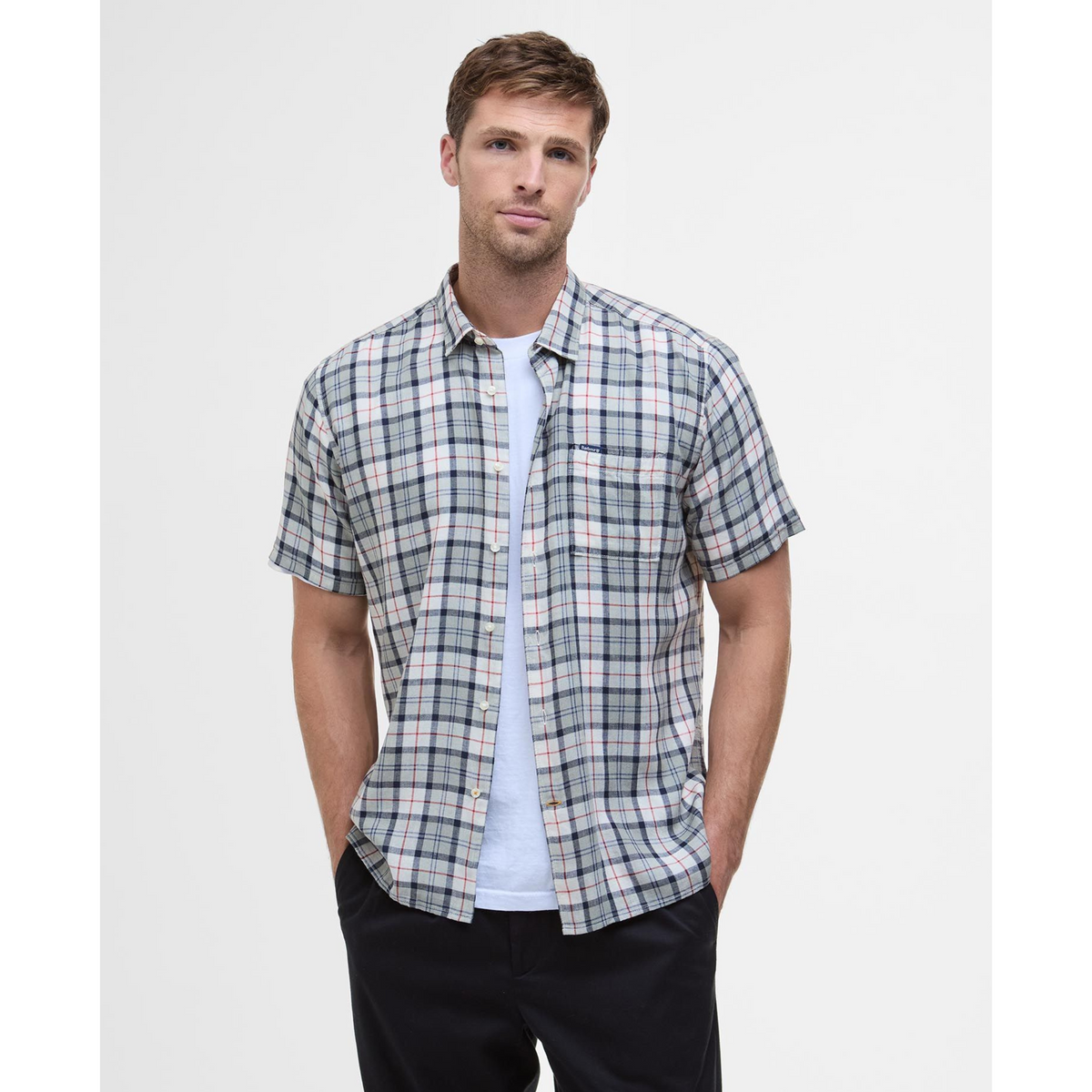 Miehellä on päällään Barbour Midfield Tartan Summerfit kauluspaita. Paidassa on ruutukuosi.