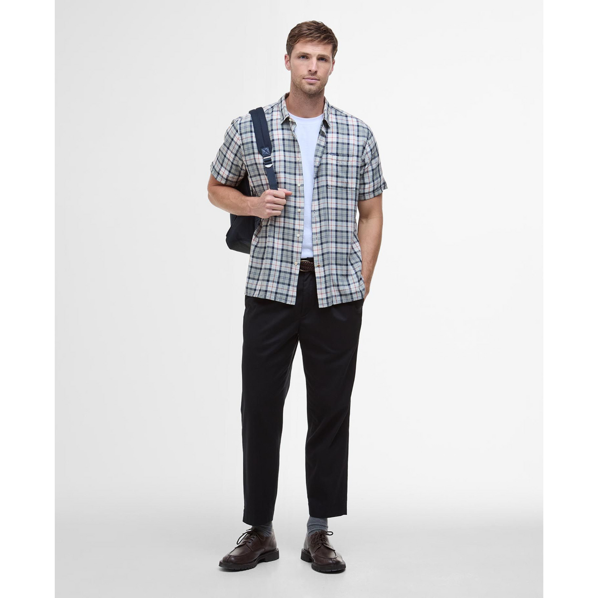 Kuvassa näkyy miehen päällä Barbour Midfield Tartan Summerfit paita. Paidassa on valkoiset napit.