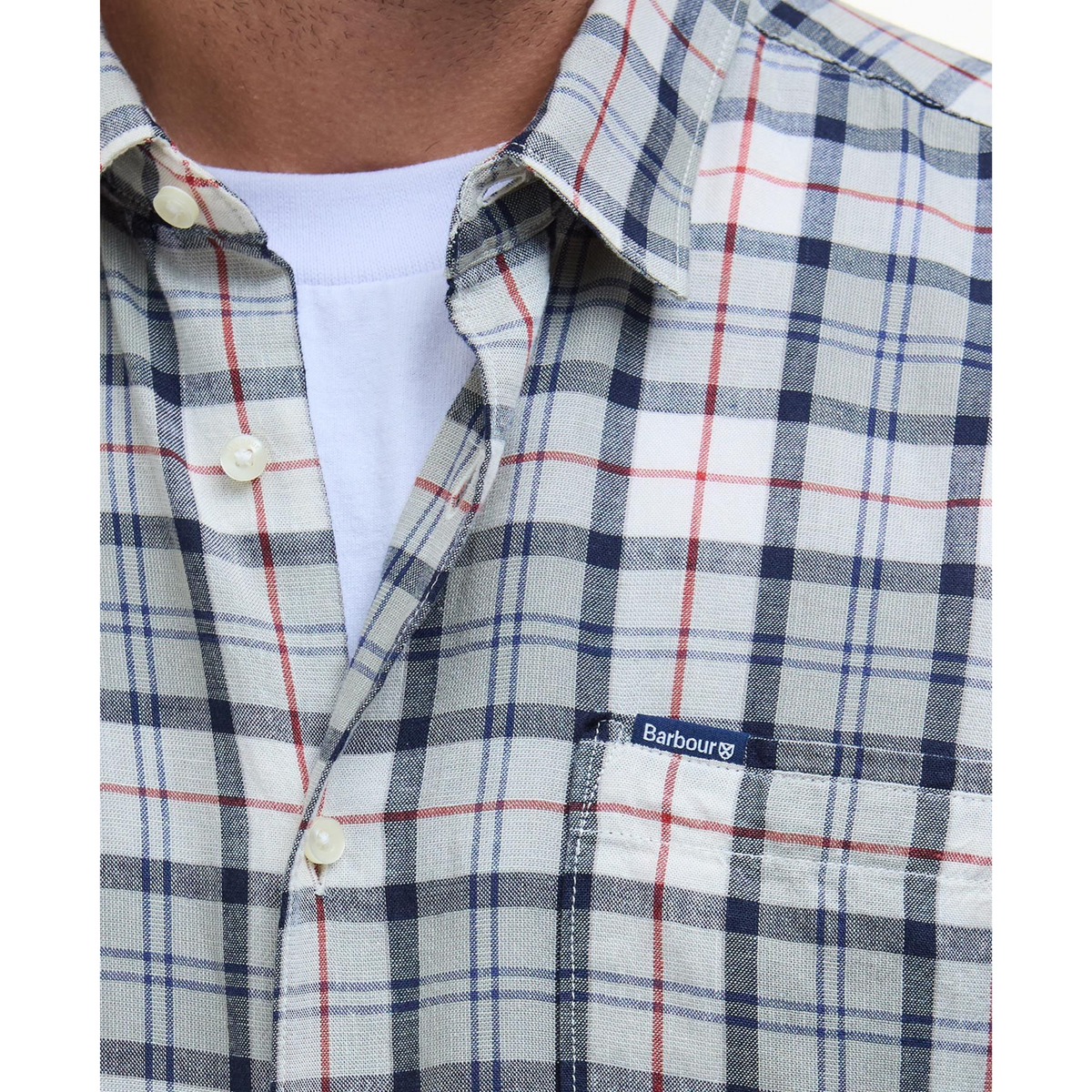 Kuvassa Barbour Midfield Tartan Summerfit kauluspaita. Paidassa on rintatasku.