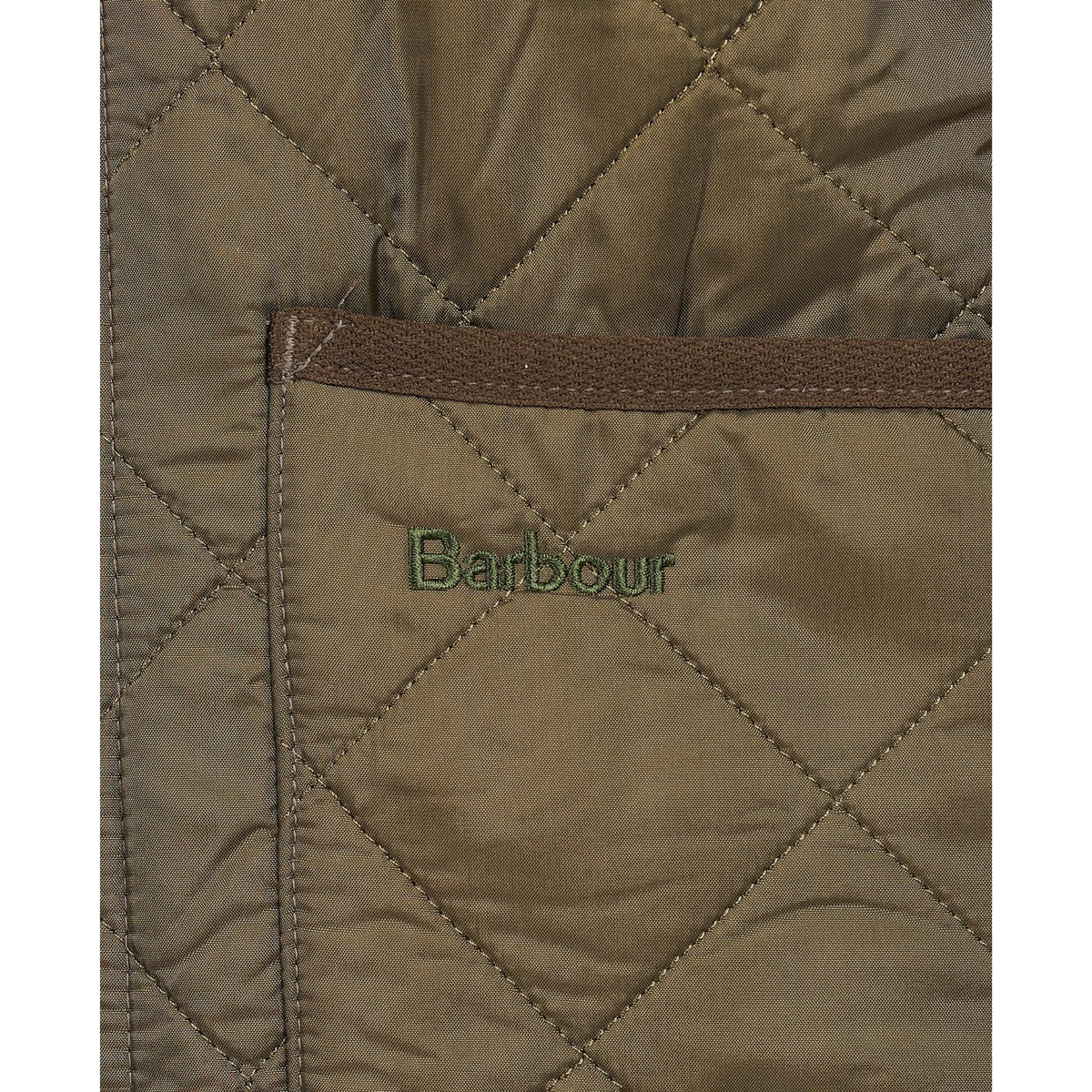 Toiseen etutaskuun on brodeerattu Barbour -logo.