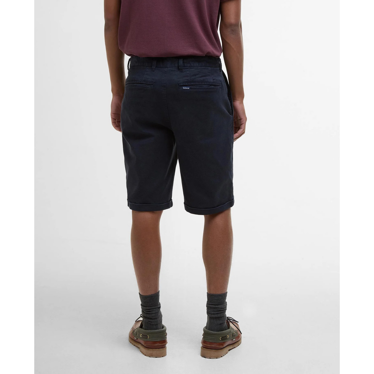 Takaapäin kuvattuna Barbour Washed Twill Chino shortsit. Shortseissa on takana taskut. Takana on myös pieni Barbour teksti.