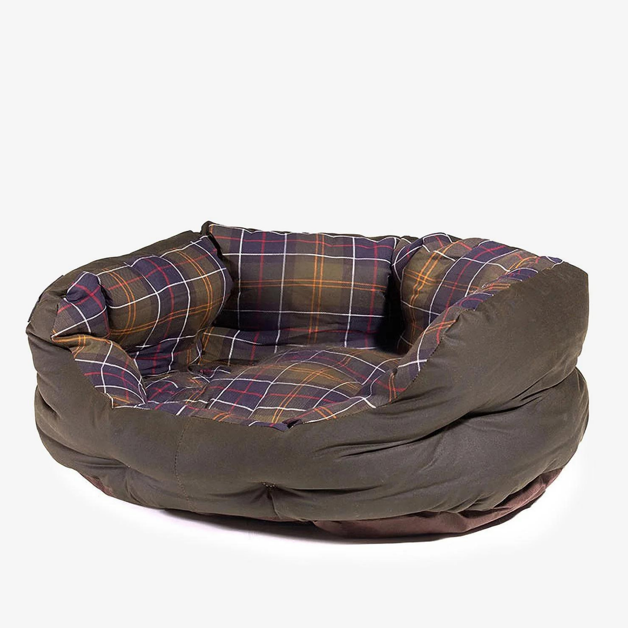 Kuvassa on vahakankaasta valmistettu muhkea Barbour koiran peti.