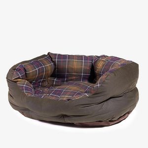 Kuvassa on vahakankaasta valmistettu muhkea Barbour koiran peti.