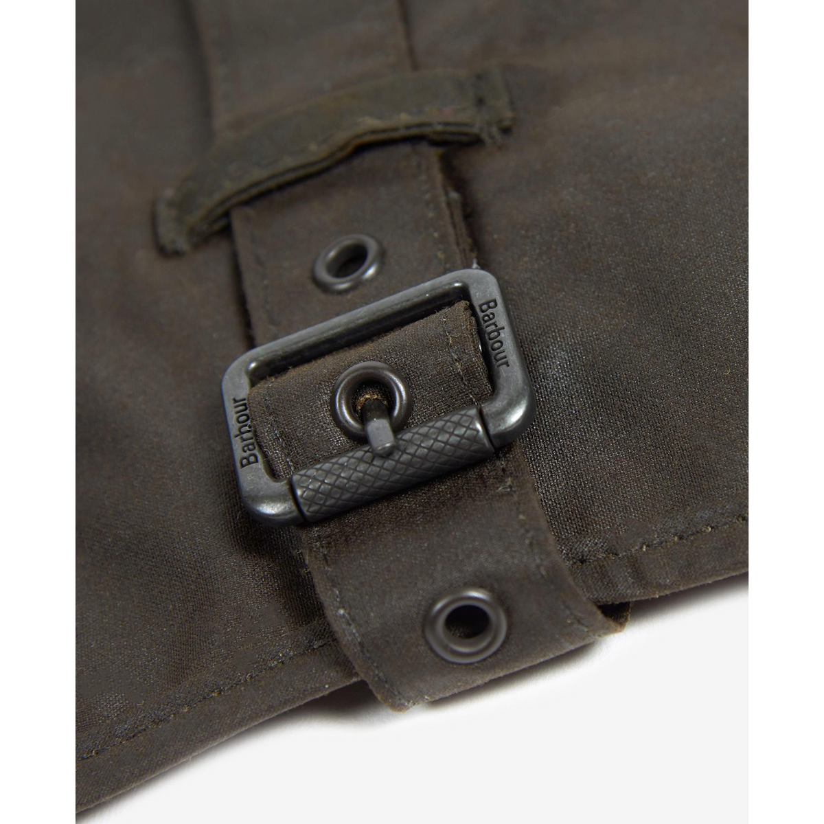 Säätöhihnan solkeen on painettu Barbour -teksti.