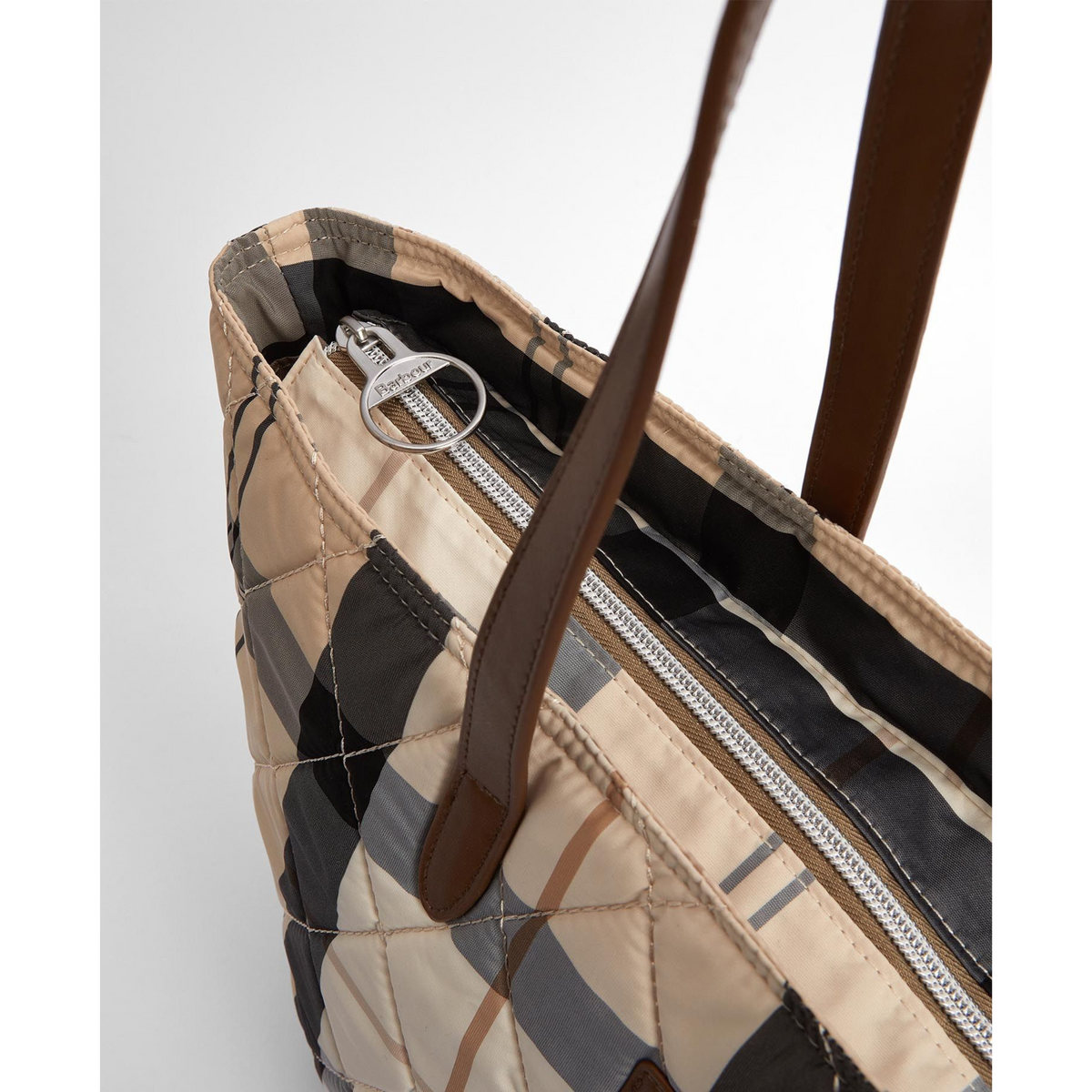 Laukussa on vetoketju jolla sen saa turvallisesti suljettua.