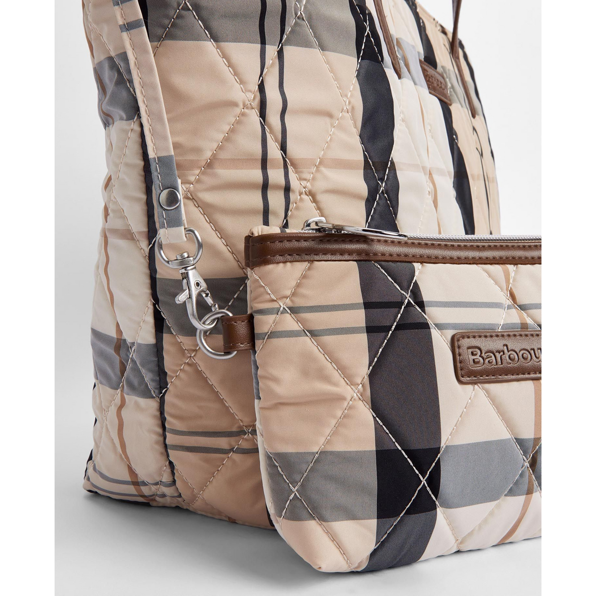 Isomman kassin sisällä on hihnalla kiinnitettävä pikkulaukku jossa kulkee kätevästi esim. rahapussi.