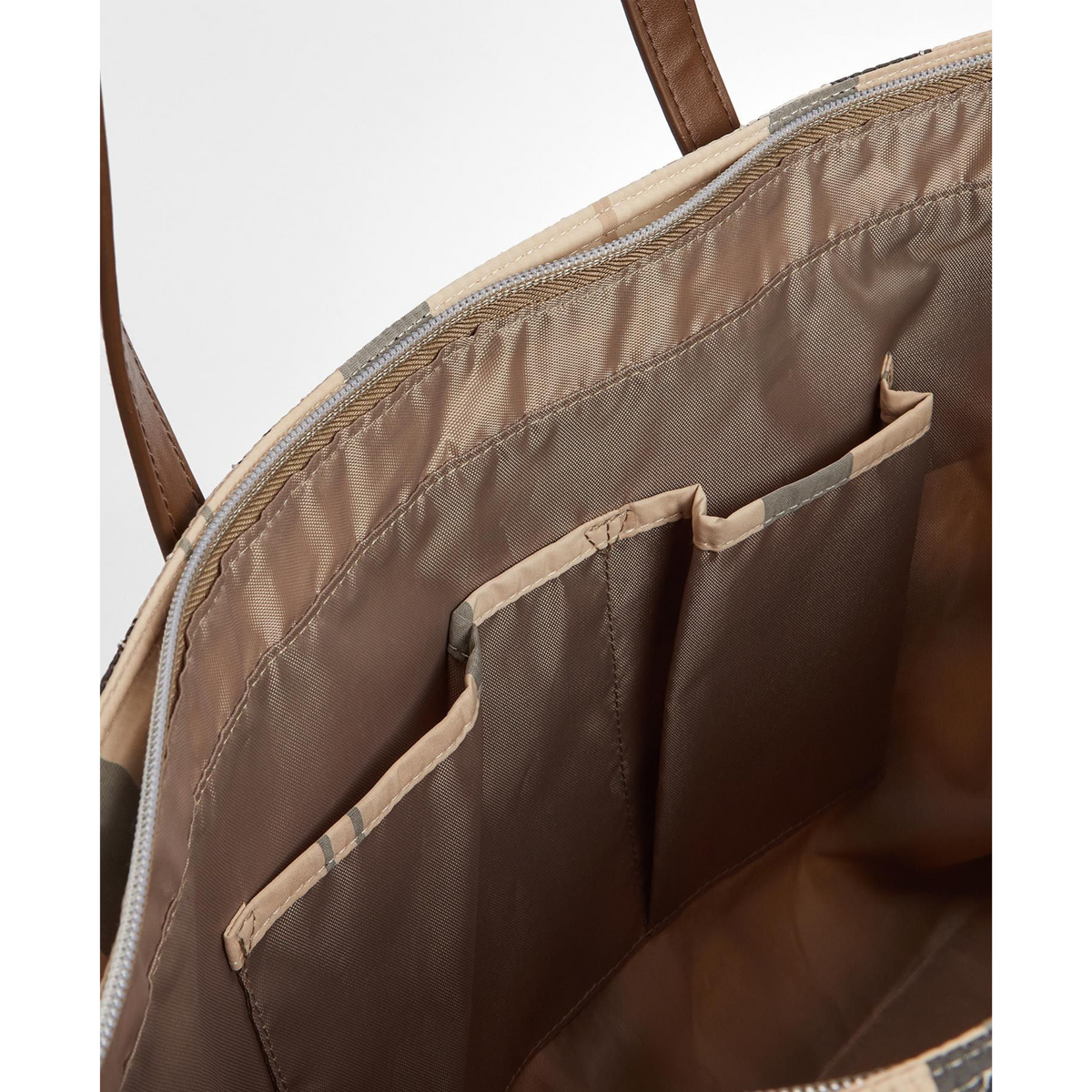 Laukun sisällä on käytännöllisiä pikkulokeroita.