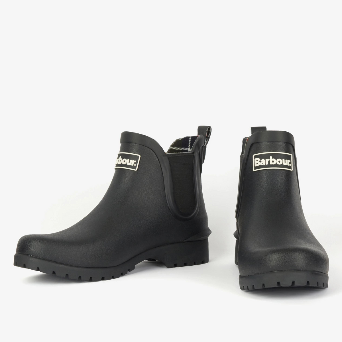 Saappaissa on klassinen tartan -kuvioinen vuorikangas sekä valkoinen logoteksti saappaiden etuosassa.