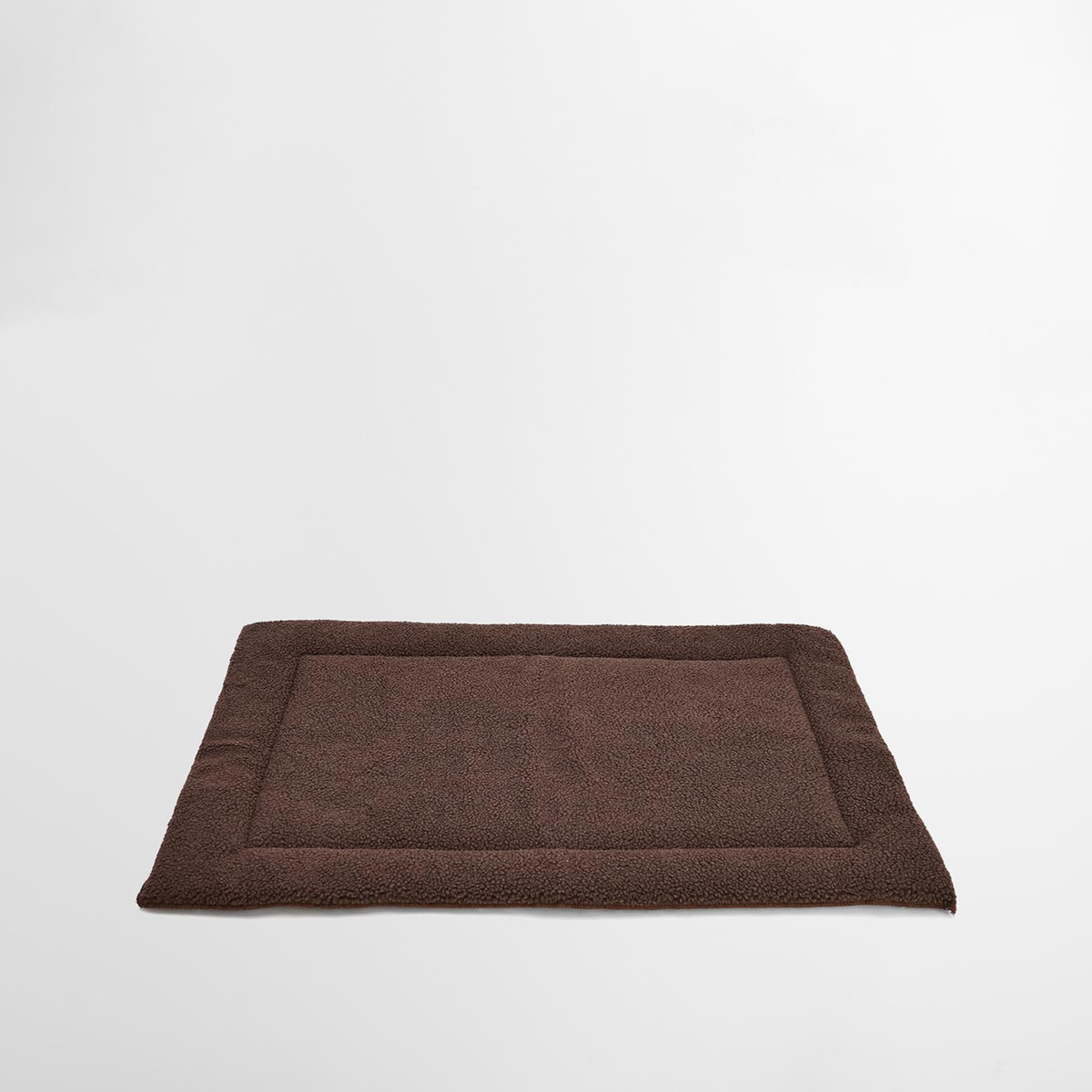 Kuvassa näkyy maton ruskea pörröfleecepinta.