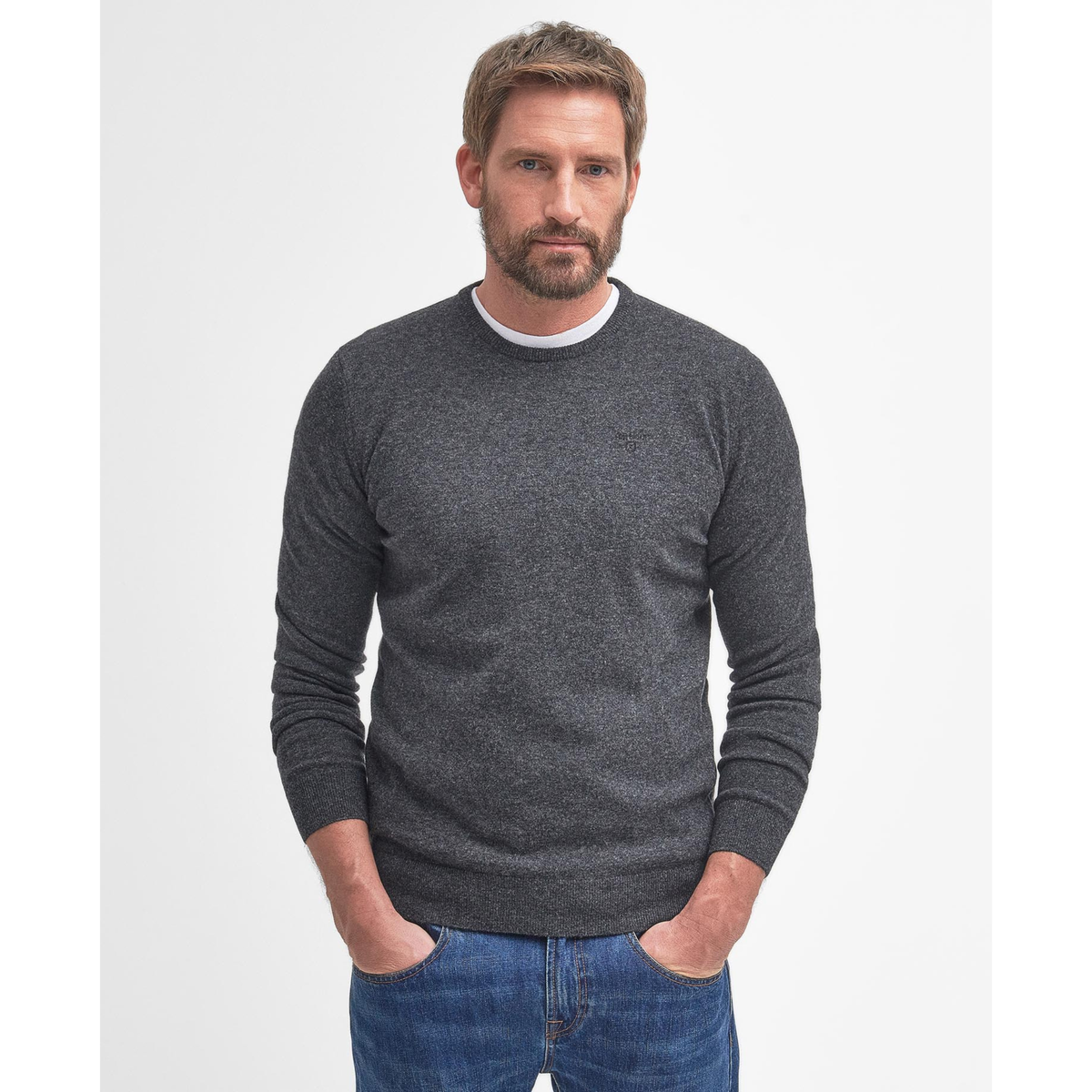 Neulepaidassa on klassinen Crew Neck -pääntie joka soveltuu käytettäväksi niin t-paidan kuin kauluspaidankin kanssa.