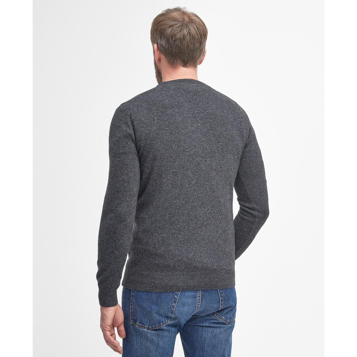 Kuvassa miehen  päällä on hiilenharmaa, klassinen villaneule.