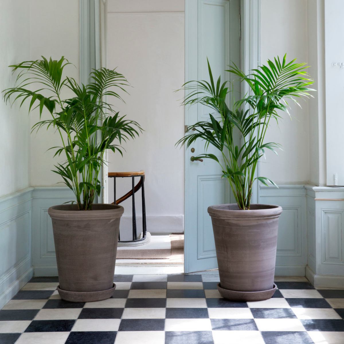 Flora ruukun muotoilu on yksinkertainen ja ajaton.