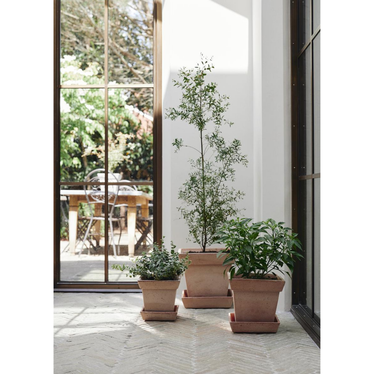 Kuvassa on kolme erikokoista Gaia- sarjan ruukkua.