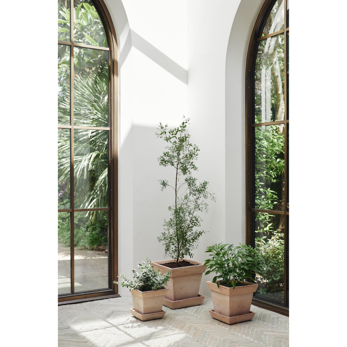 Gaia- ruukkujen yksinkertainen muotoilu sopii sekä moderniin, että rustiikkiseen sisustukseen.