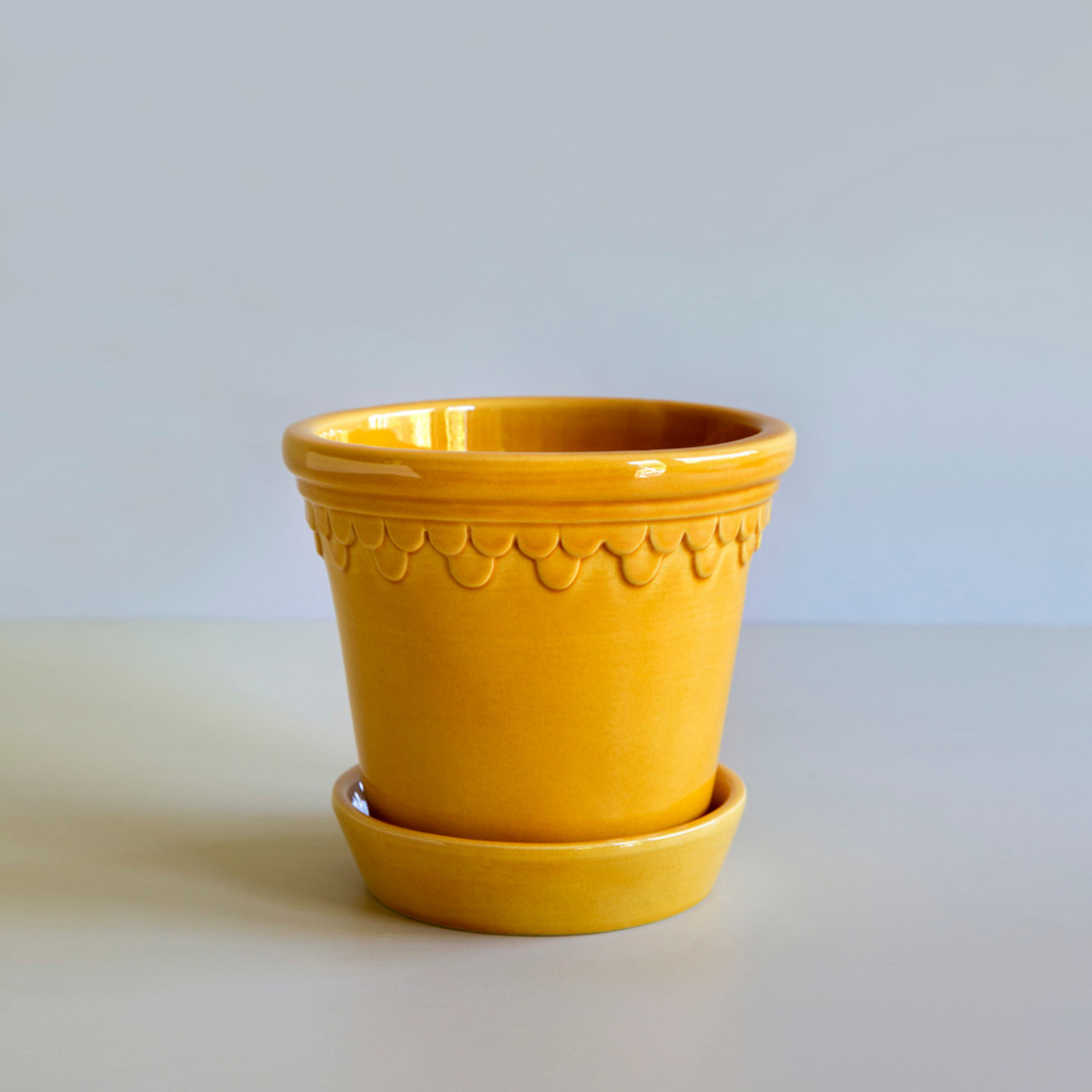 Tässä Kobenhavner ruukussa on kaunis, kiiltävä, kirkkaankeltainen lasitus.