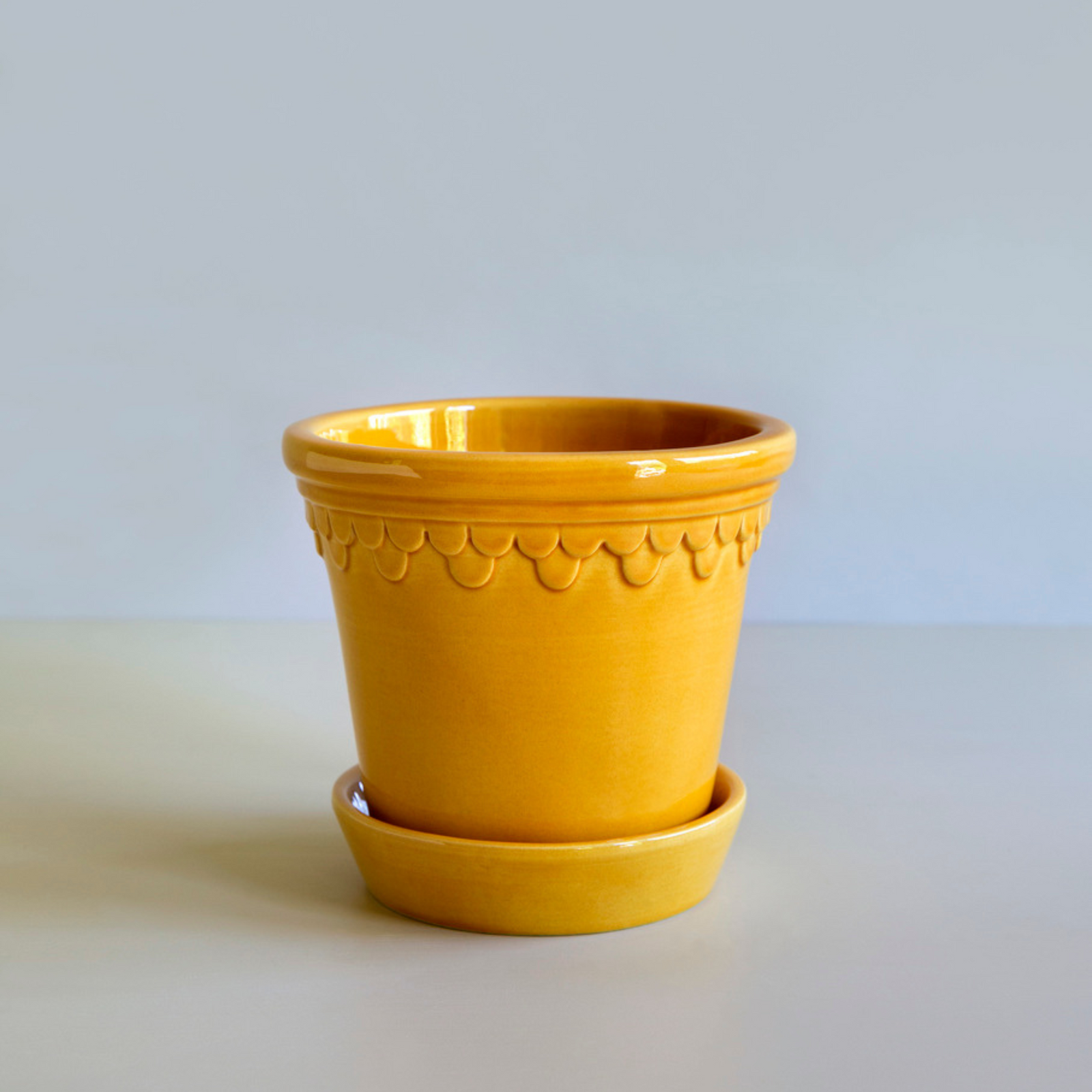 Tässä Kobenhavner ruukussa on kaunis, kiiltävä, kirkkaankeltainen lasitus.