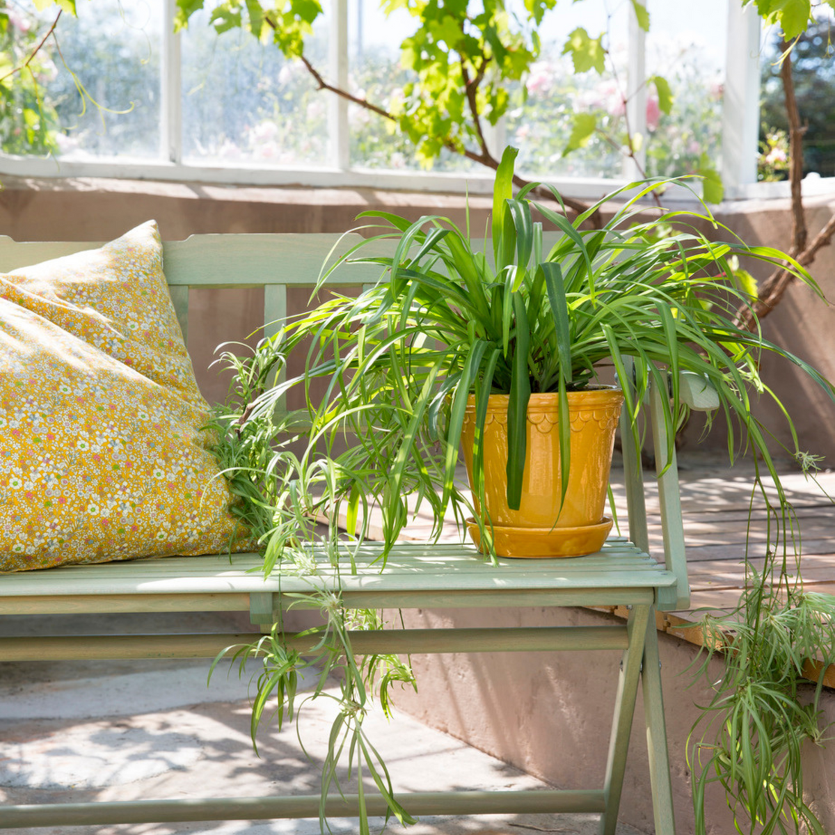 Keltainen Kobenhavner ruukku tuo auringon pilviseenkin päivään.