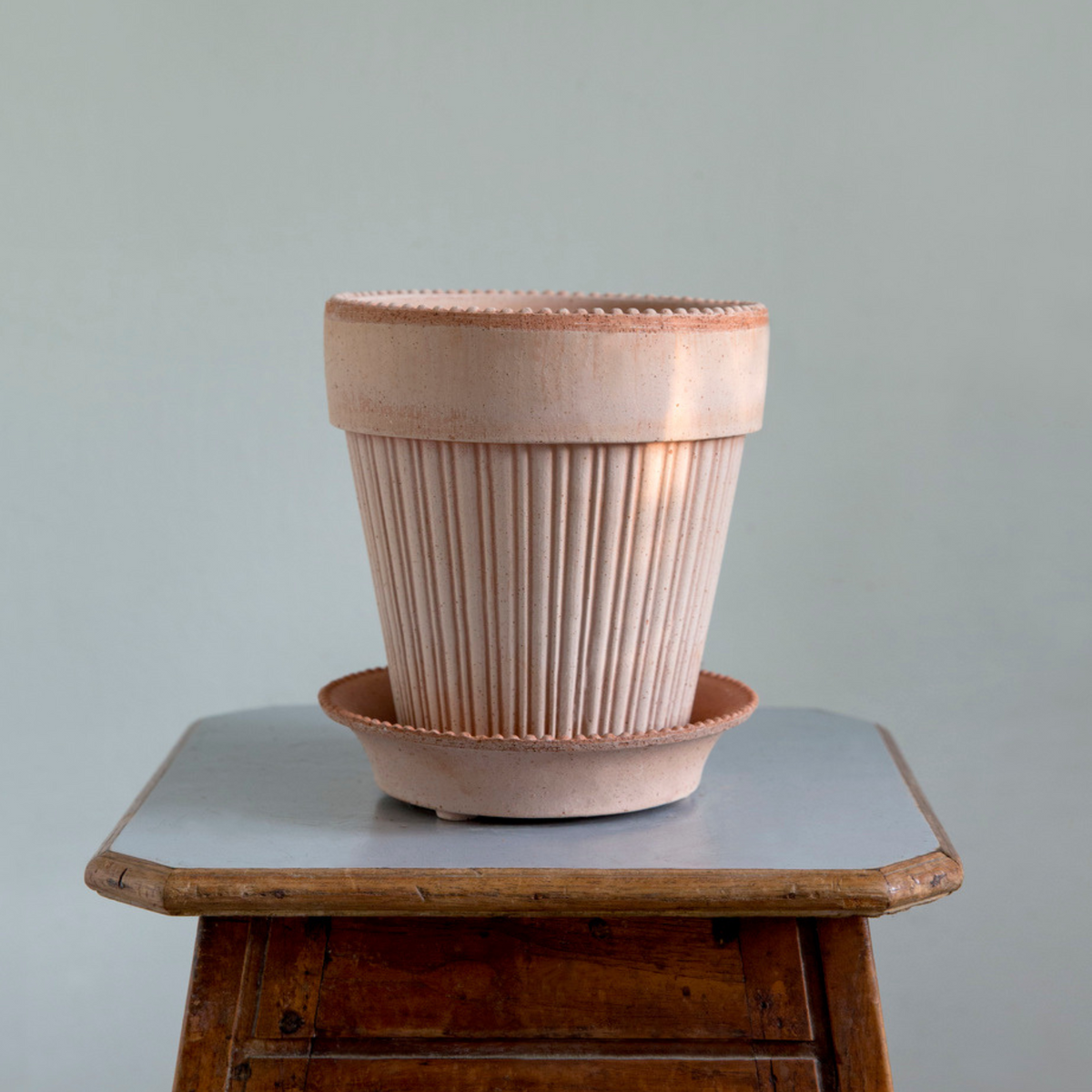 Simona ruukku sopii sekä sisä- että ulkokäyttöön.