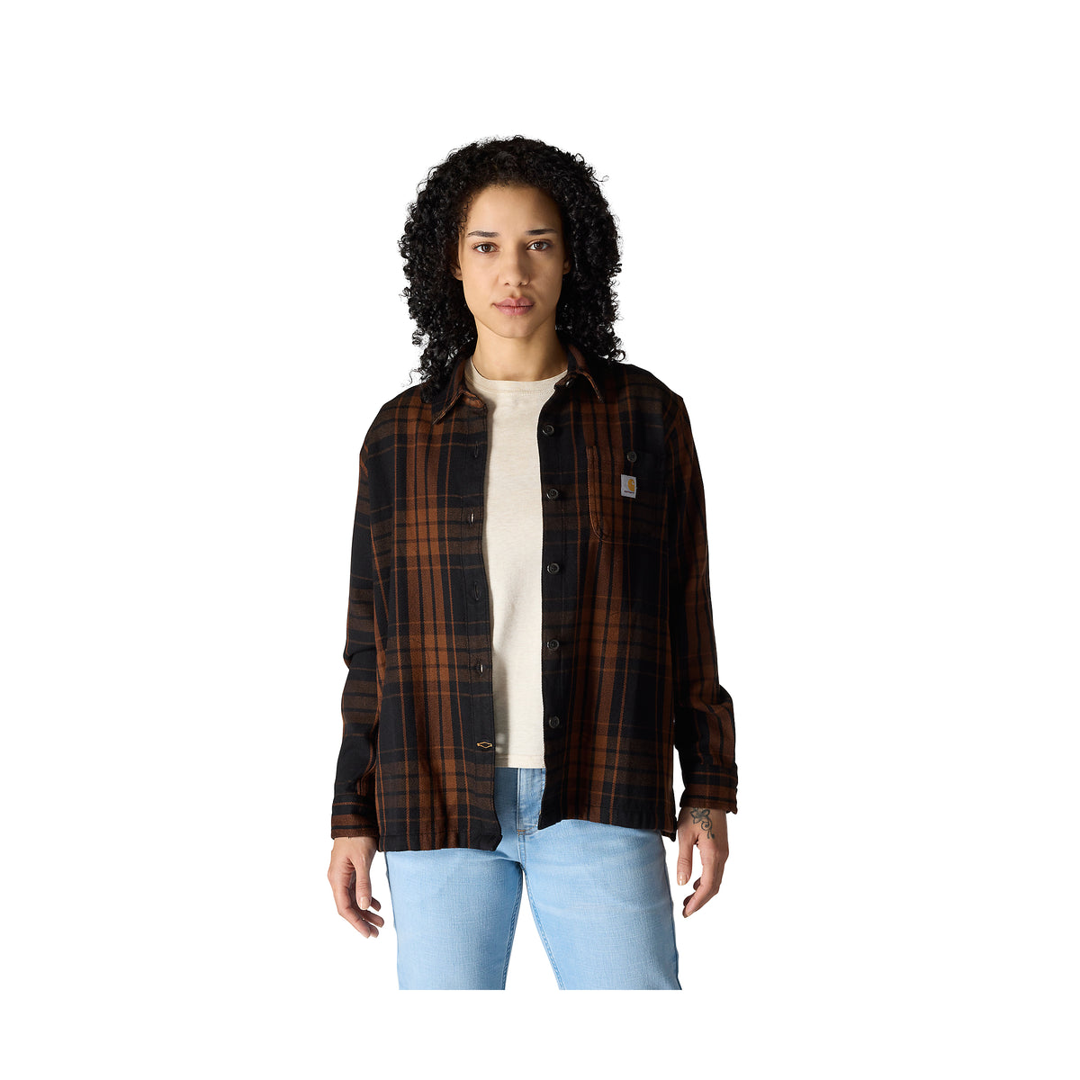 Kuvassa naisen päällä on ruskea/mustaruudullinen Carhartt Twill paitatakki.